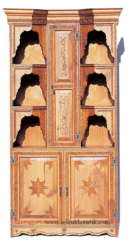Geleneksel ahşap sanatı oymalı şerbetlik dolabı
