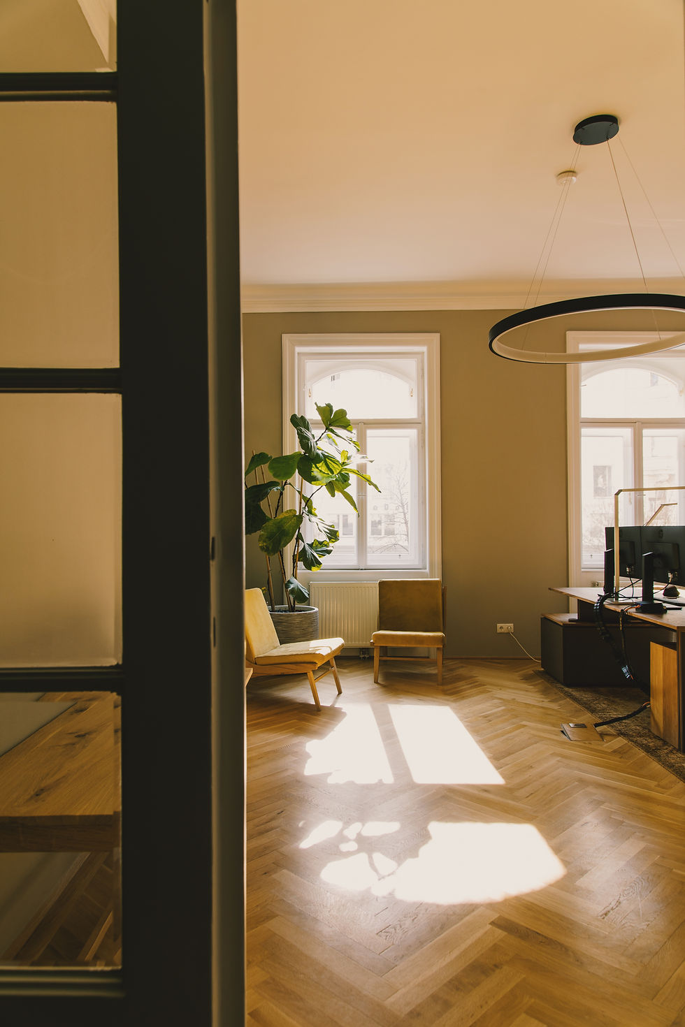 Lichtdurchfluteter Gang in der DGRA Kanzlei – moderne Räumlichkeiten mit stilvoller Ausstattung