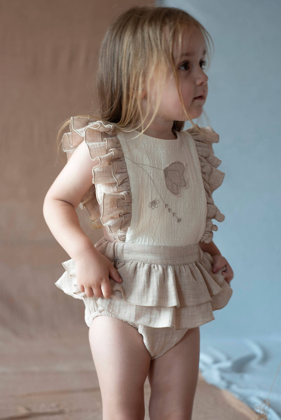 サムネイル： <popelin> Mod.3.3 Sand romper suit with embroidered bib