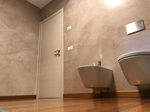 Fugenlose Badezimmer Renovierung in Wuppertal und Düsseldorf – Moderne Designlösungen für Ihr Bad. Wir sind Experten für die Renovierung und Gestaltung von fugenlosen Badezimmern, die mit innovativen Techniken und hochwertigen Materialien geschaffen werden. Unsere Badezimmer sind nicht nur schick und funktional, sondern auch pflegeleicht, wasserdicht und schimmelresistent. Als führender Malerbetrieb in Wuppertal und Düsseldorf bieten wir maßgeschneiderte Lösungen für die Wandgestaltung, die Ihre Wünsche perfekt widerspiegeln. Wir setzen auf umweltfreundliche Materialien, die sowohl Ihr Zuhause verschönern als auch das Raumklima verbessern. Lassen Sie sich von unseren fugenlosen Badgestaltungen begeistern und genießen Sie die perfekte Kombination aus Design, Funktion und Langlebigkeit.
