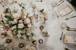 Romantyczna dekoracja złoto i róż pudrowy