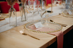 Dekoracja ślubna różowe trawy pampasowe