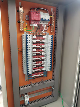 Quadro de disjuntores com barramento de cobre