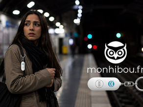 Femme inquiète sur un quai de métro nocturne, avec alarme anti agression Monhibou.