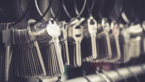 Plusieurs clés sur un tableau de clés.