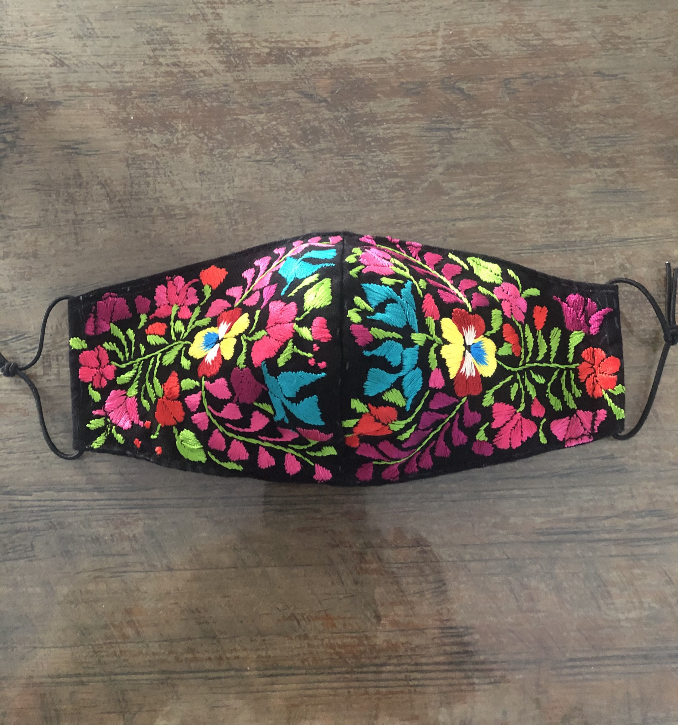 Cubrebocas negro con flores