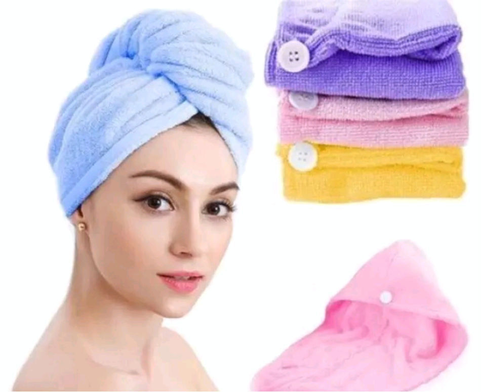 Mulher com toalha de microfibra para secagem rápida do cabelo