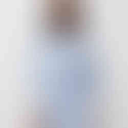 Camisa feminina listrada com gola colarinho azul