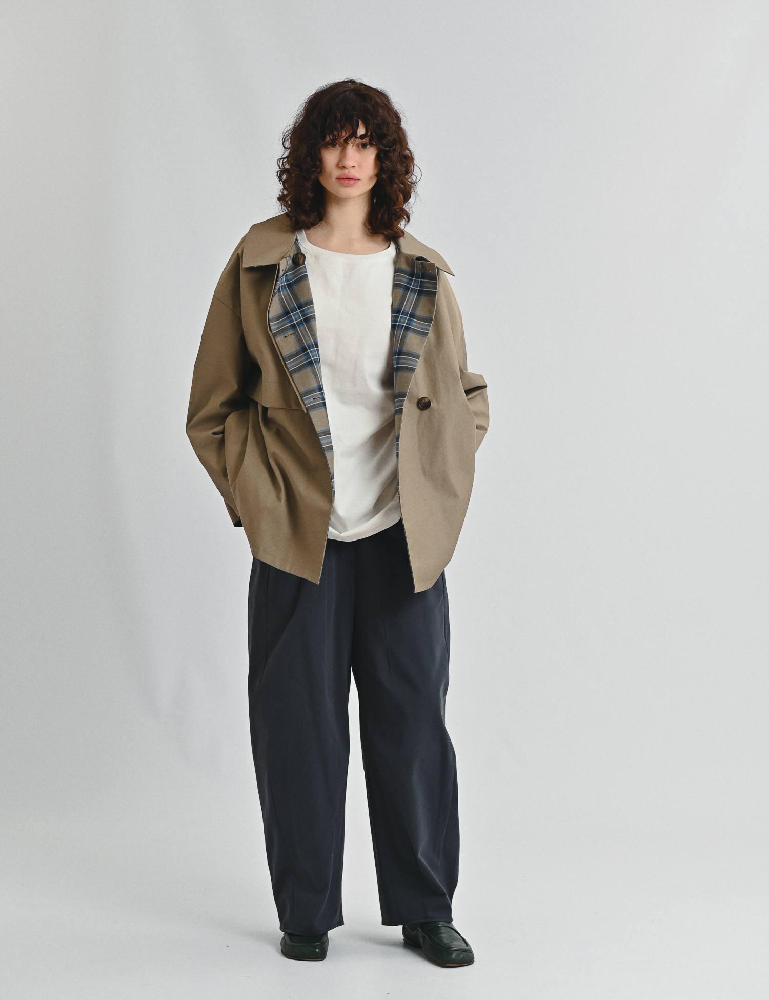 Двосторонній вкорочений тренч вільного крою