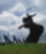 Estátua equestre imponente em dia ensolarado