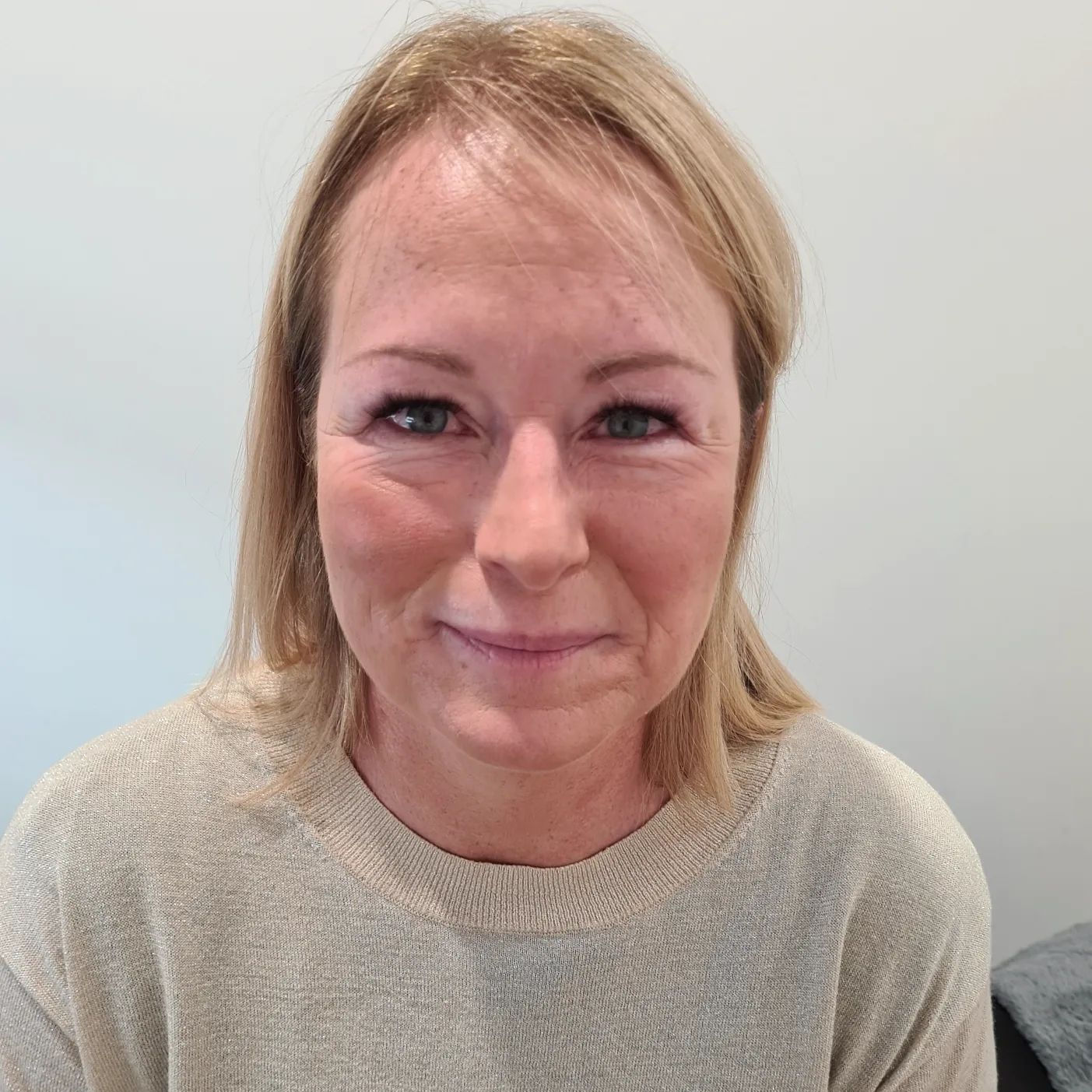 Light Volume Lash Application With Sacha