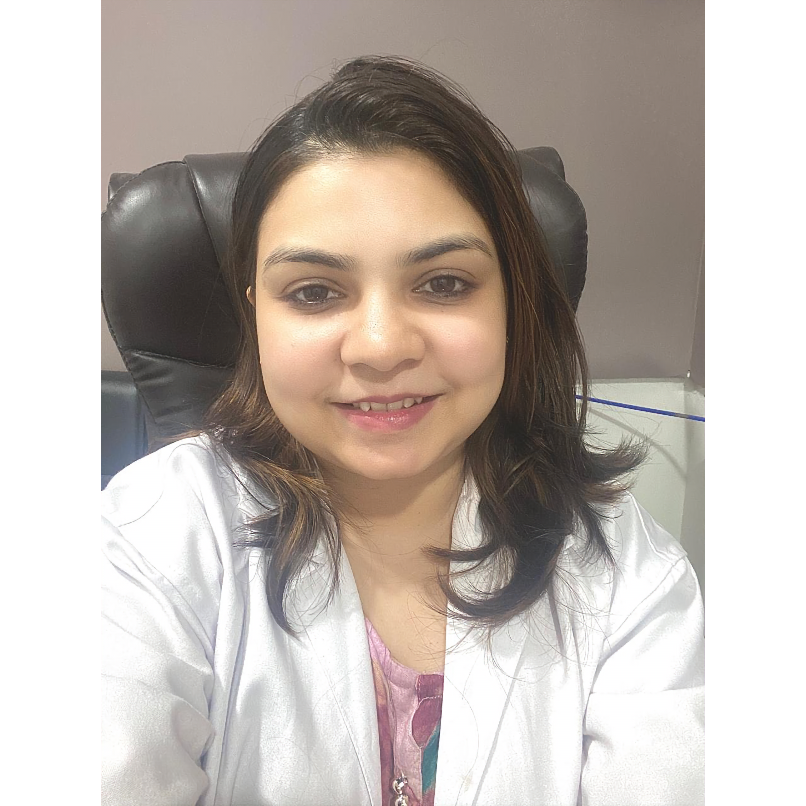 Dr. Srishti Maloo treating a patient at Dantoon Dental Clinic, Whitefield