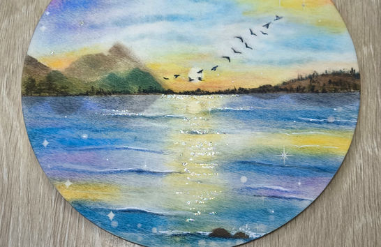 和諧粉彩畫:湖畔夕陽與飛鳥