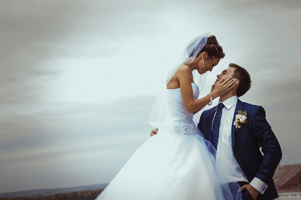 Pareja de novios al aire libre