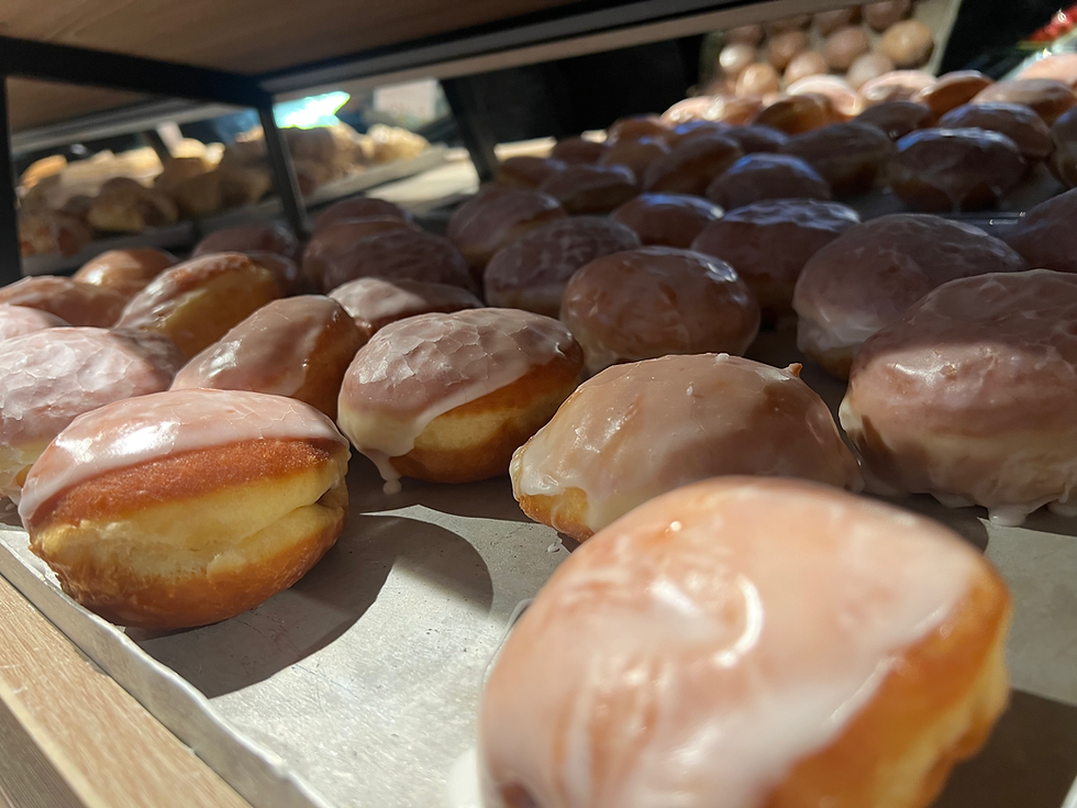 Pączki w jednej z poznańskich cukierni, fot. Stanisław Mazurczak/ News Stacha