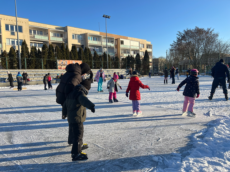 Lodowisko na os. Jana III Sobieskiego,, fot. Stanisław Mazurczak/ News Stacha (zdjęcie ilustracyjne)