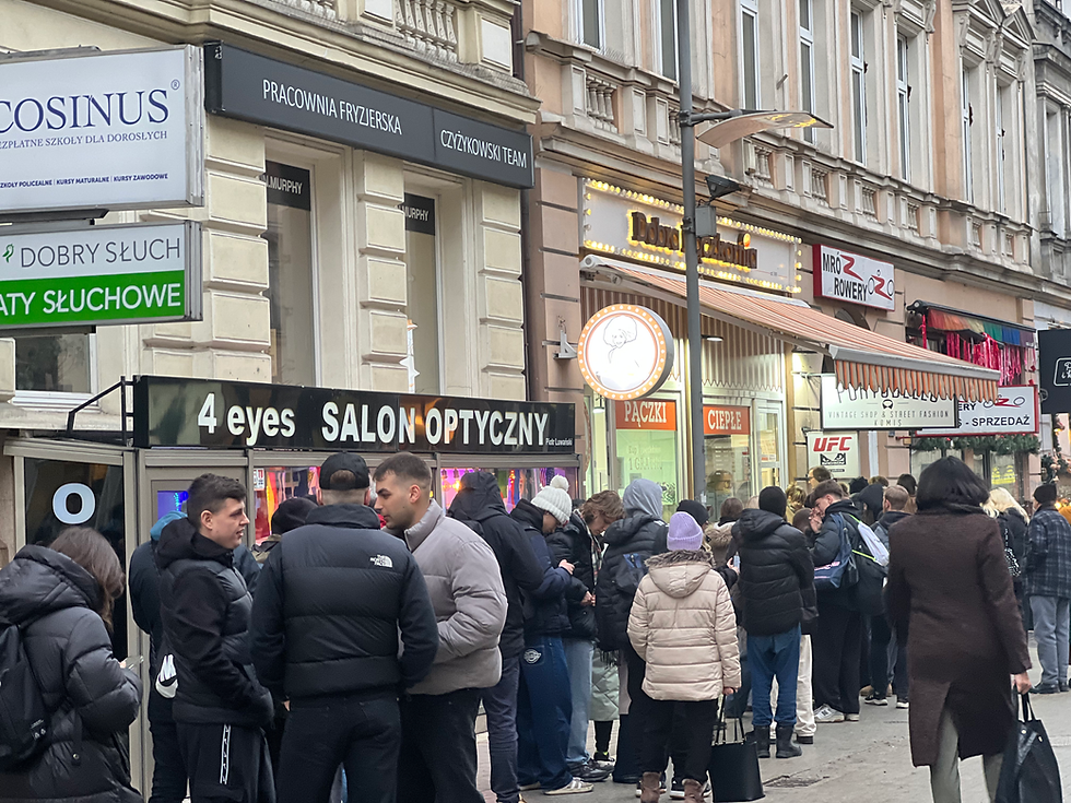 Kolejka przed jedną z poznańskich pączkarni, fot. Stanisław Mazurczak/ News Stacha
