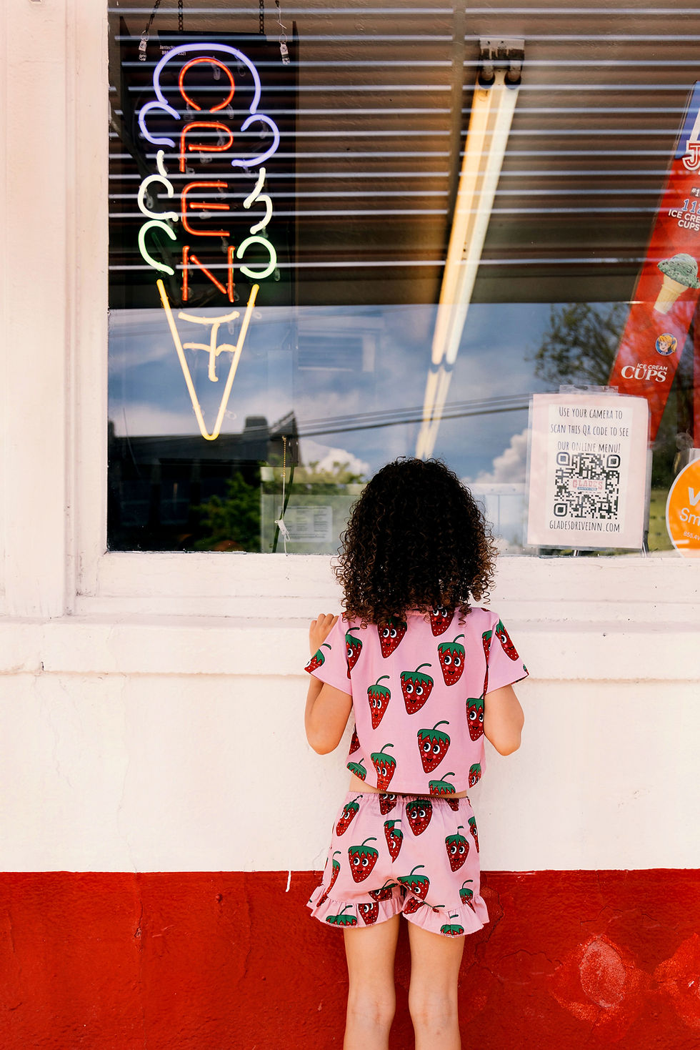섬네일: Hugo Loves Tiki Crop Top (Pink Strawberries)