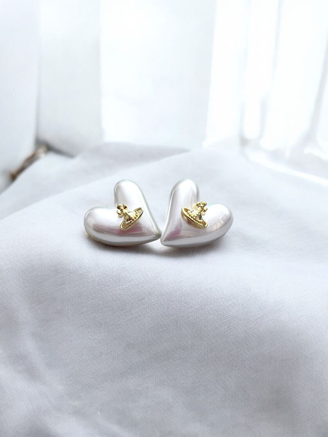Pearl heart crown stud earrings with glossy finish and gold crown detail