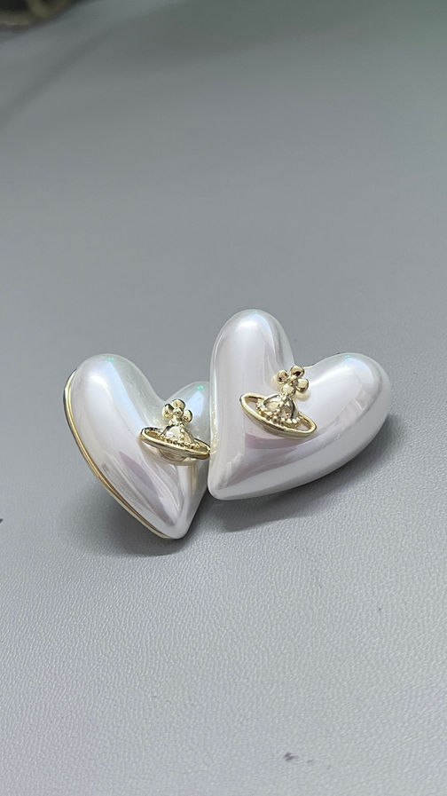 Pearl heart crown stud earrings with glossy finish and gold crown detail