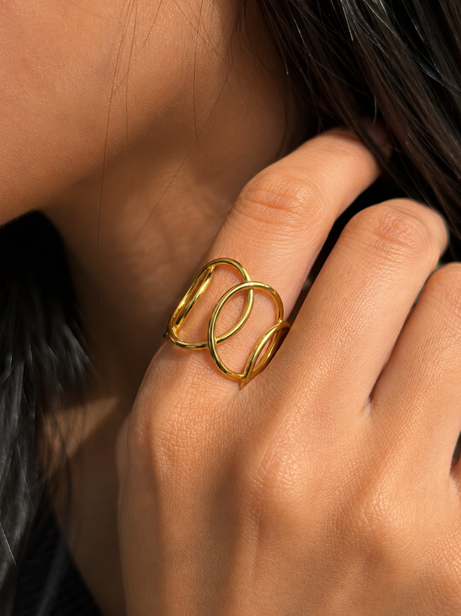 Gold lattice brass ring worn on hand