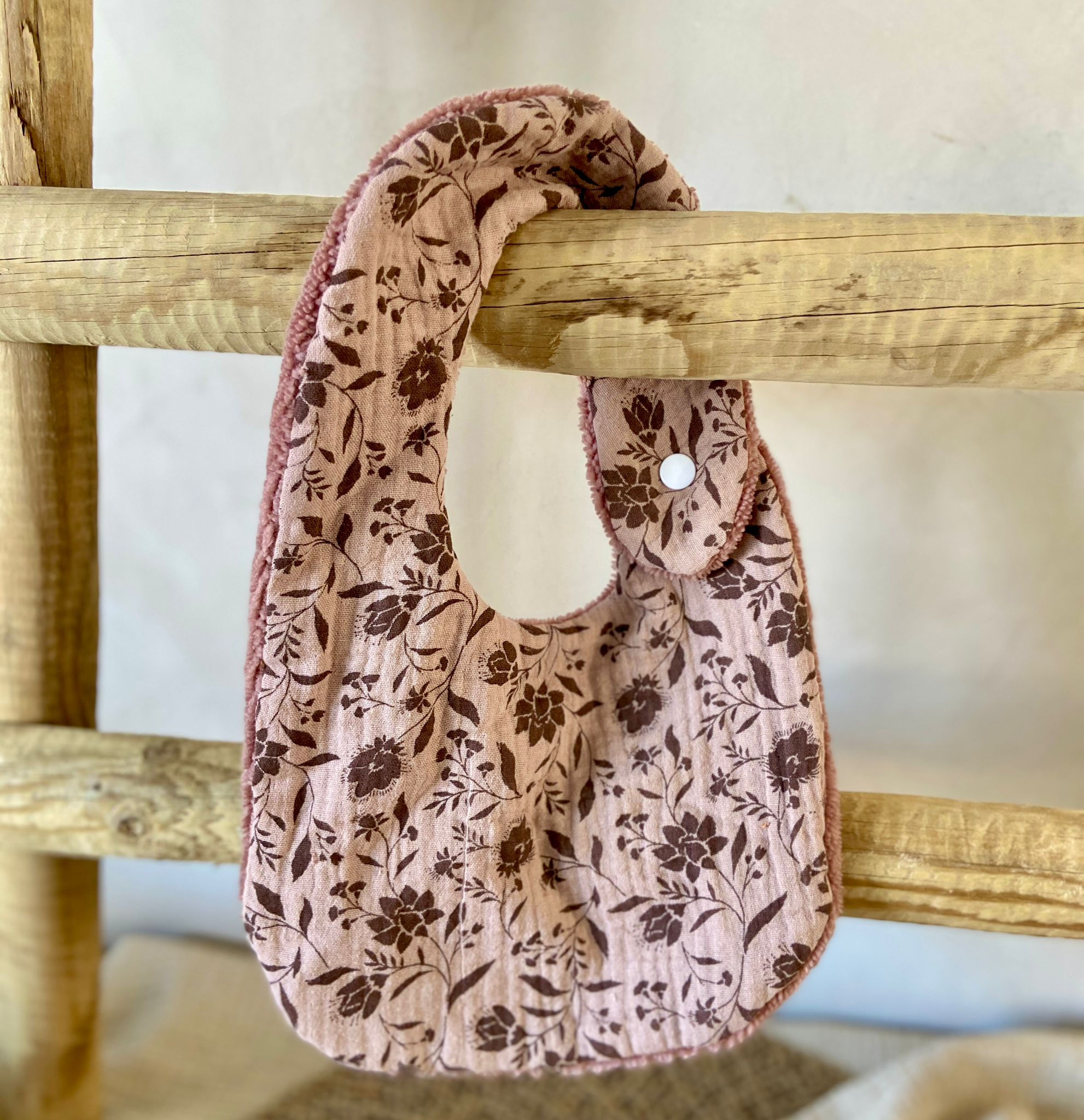 L'indispensable Bavoir - Fleurs Mocha