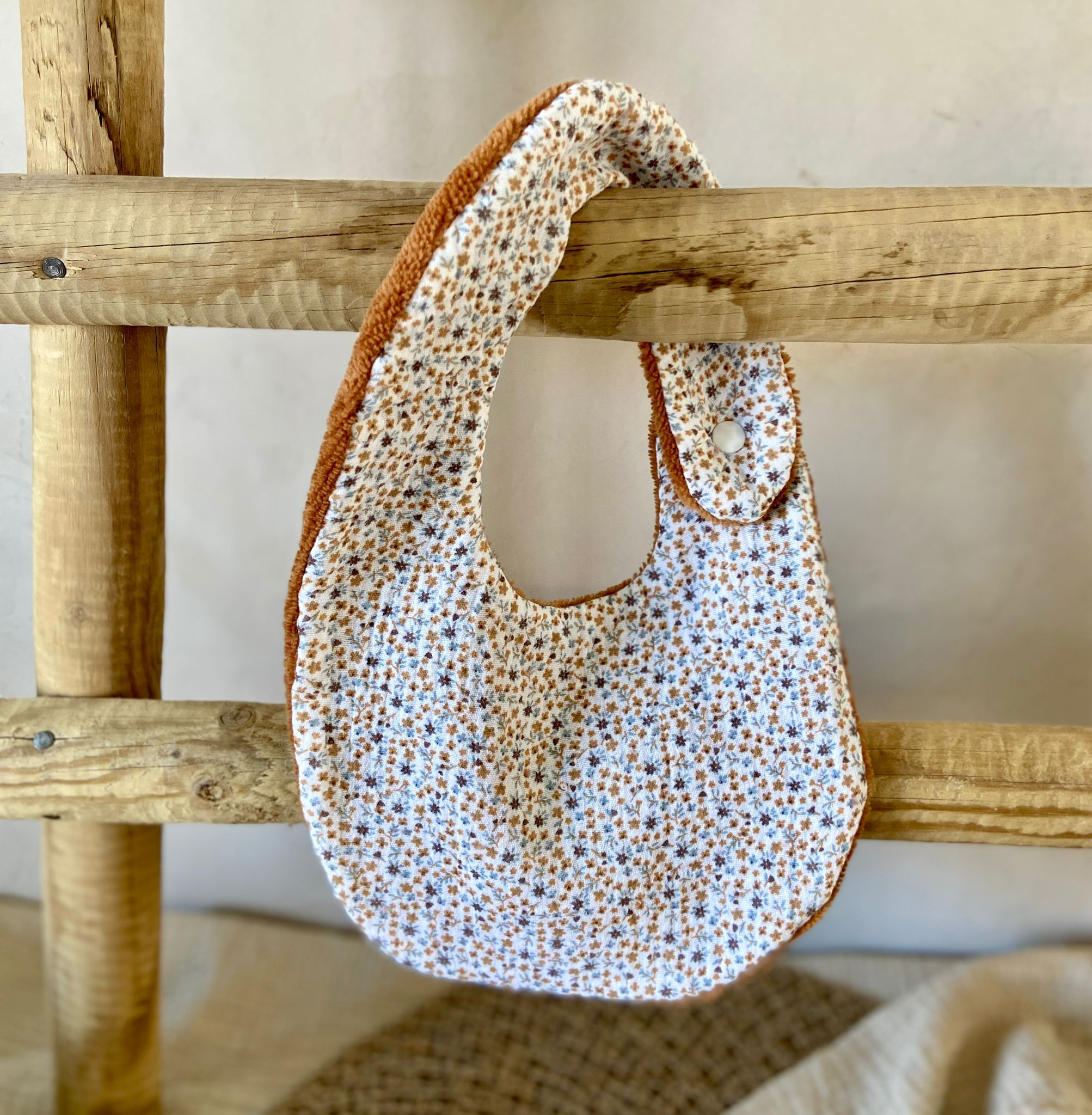 L'indispensable Bavoir - Fleurs Bleues et Camel
