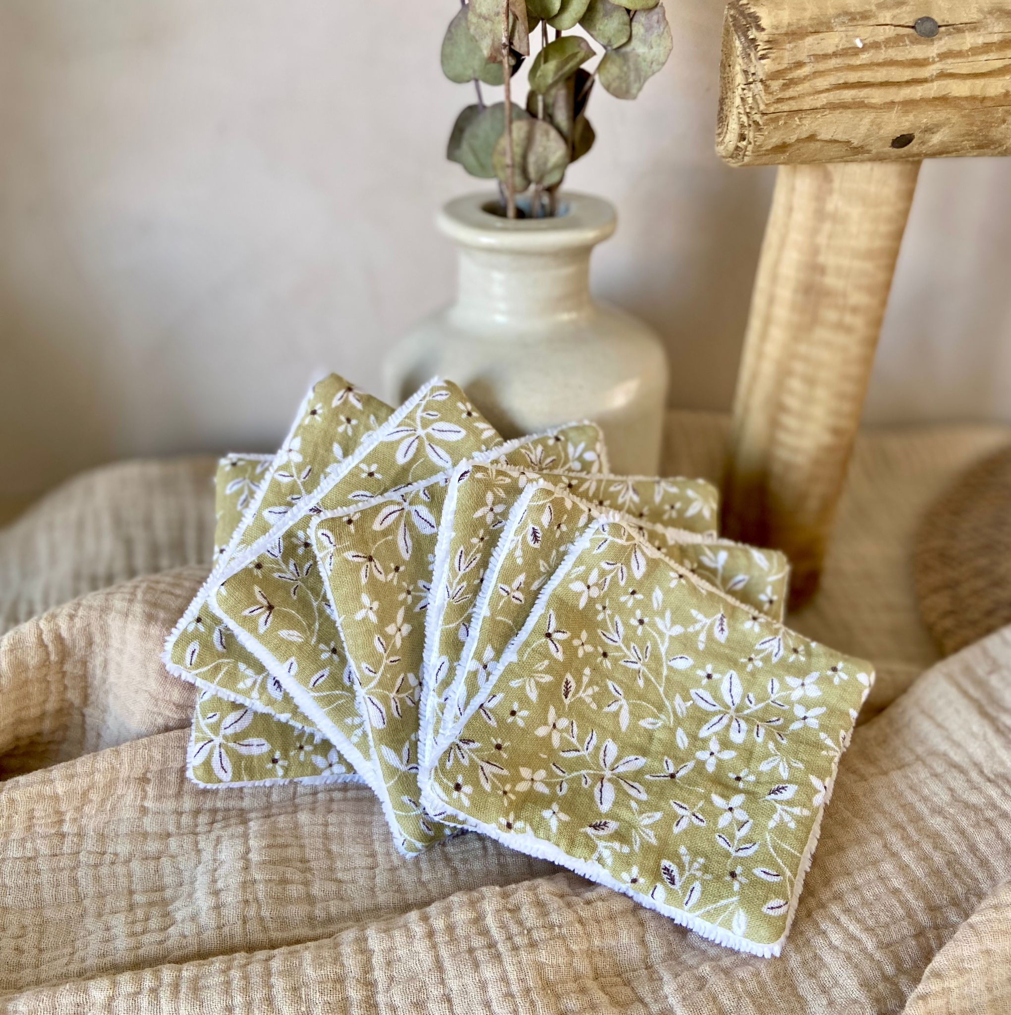 Semainier de lingettes réutilisables - Vert à fleurs blanches