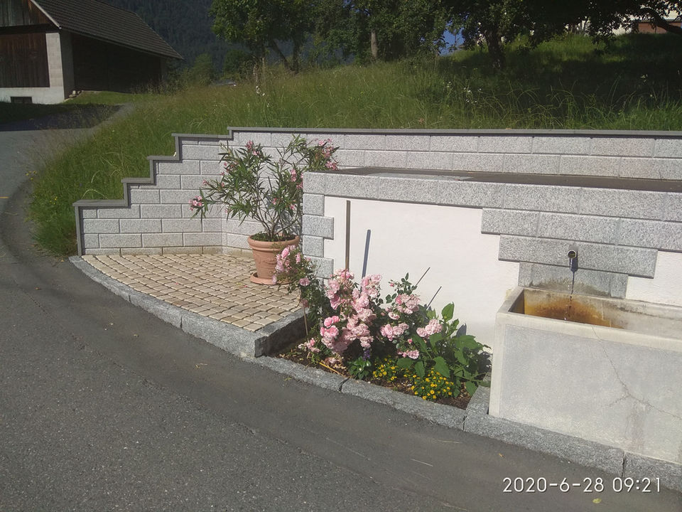 Steinbrunnen mit Blumen, Lenz Ferienwohnung