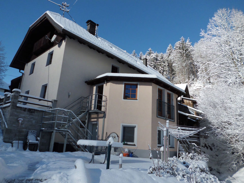 Schneebedeckte Ferienwohnung im Winter