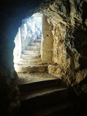 Steinerne Treppe in dunkler Höhle