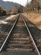 Zugstrecke im Winter, verschneite Landschaft