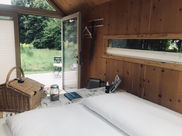 Gemütliches Holzhaus-Zimmer mit Blick auf Garten