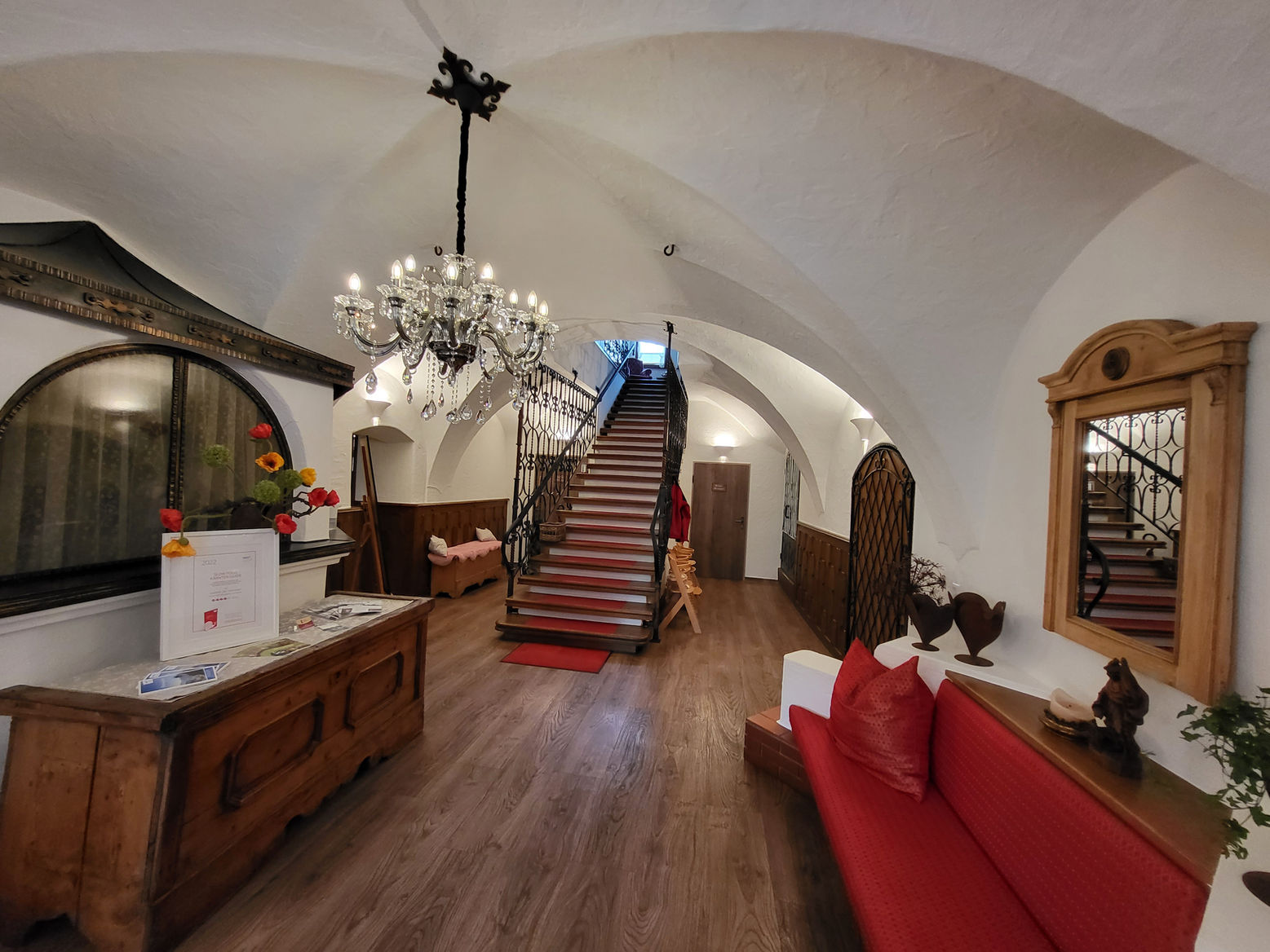 Gasthof-Lobby: Treppe, Empfangstresen,  rustikales Ambiente