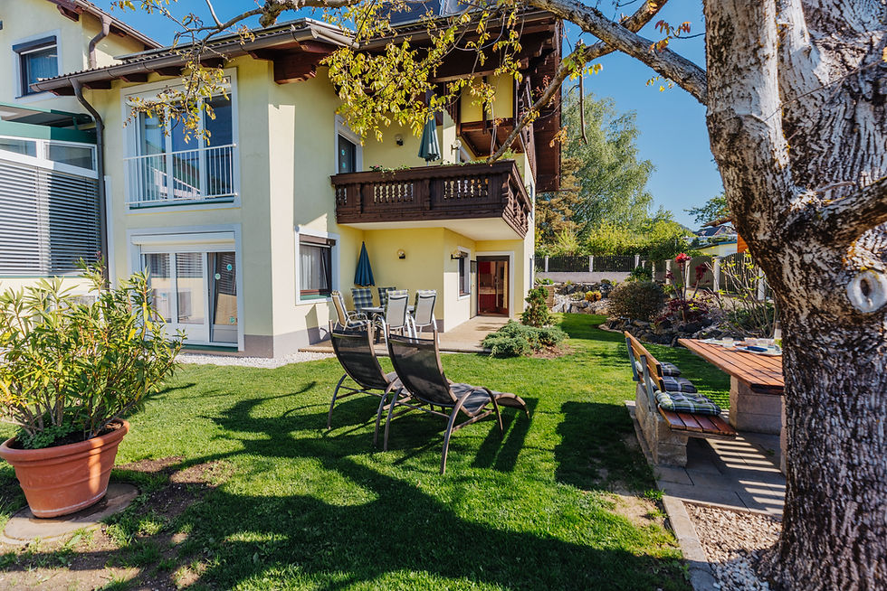 Ferienwohnung Martha: Garten mit Liegen und Tisch
