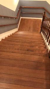 Houten trap na de behandeling