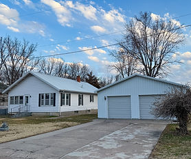 Charming 2+ Bed Home on an Expansive Double Lot