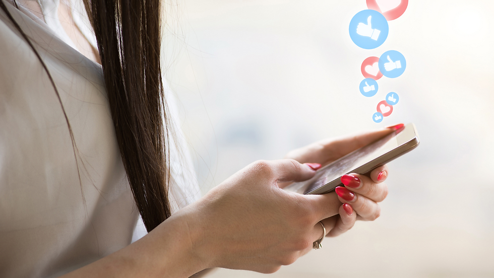 Frauenhände halten ein Handy, aus dem Likes und Thumbs-Up emporsteigen