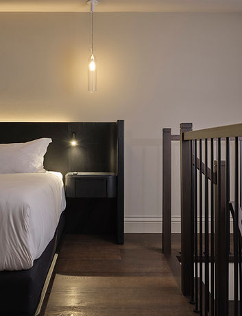 lit haut de gamme noir avec draps percale italien blanc, rampe d'escalier