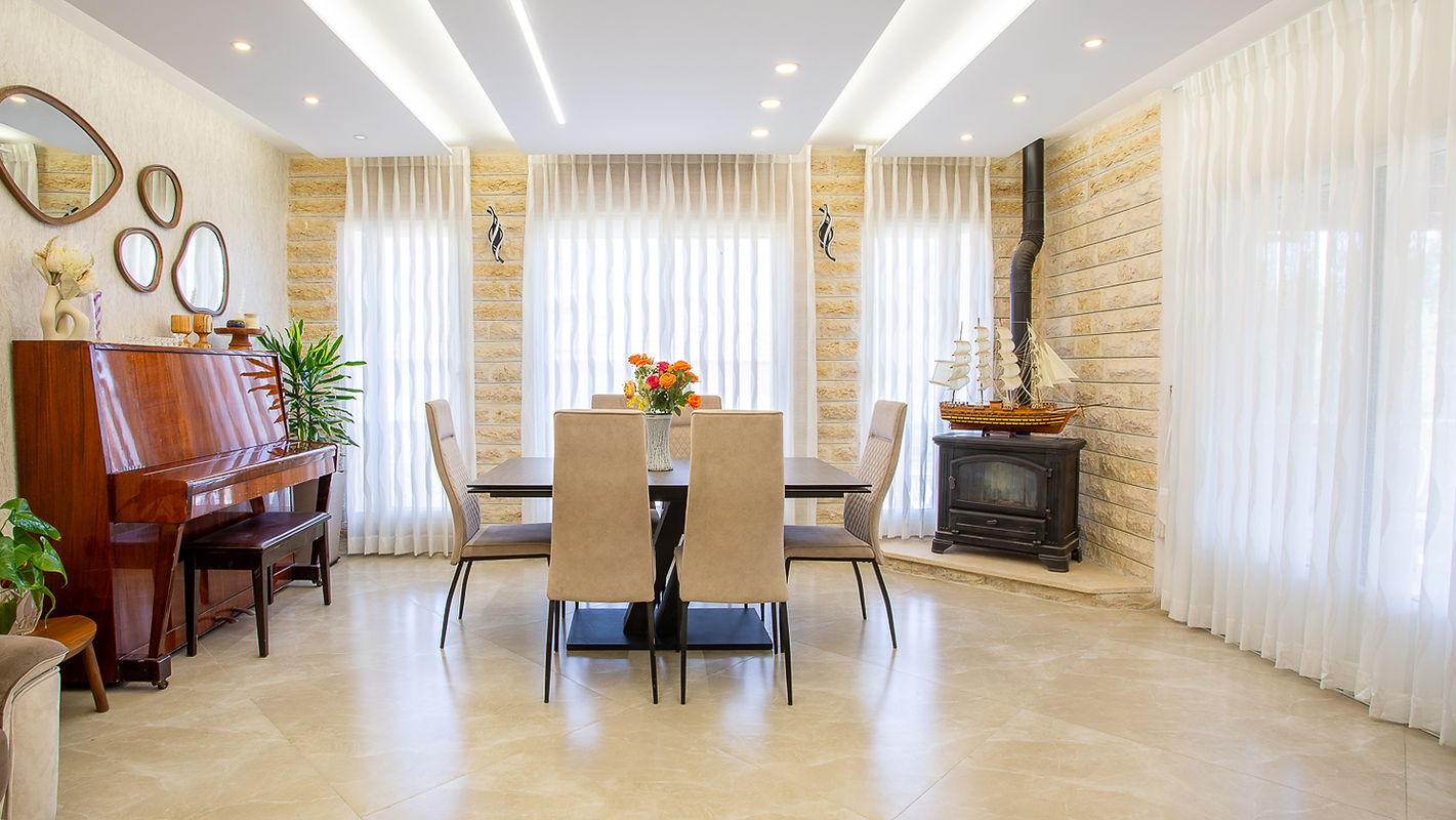 סלון בית פרטי. חלונות, ולונות, פינת אטכל ופינת פסנתרר