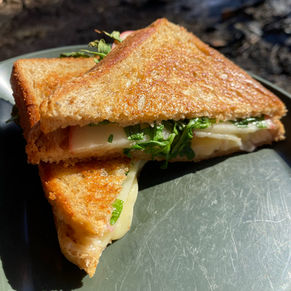 Toast med brie, honning, eple og ruccula