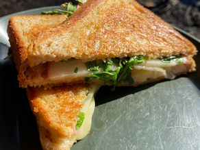 Toast med brie, honning, eple og ruccula