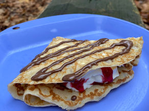 Crepes med pisket krem, bringebærsyltetøy og sjokolade