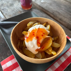 Potetbåter med rømme og sursøt saus - Hajkaovn