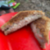 rød turtallerken med stekt tunamelt sandwich som er delt i to