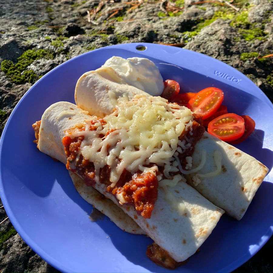 Kylling fajitas med smeltet ost laget på primus på tur