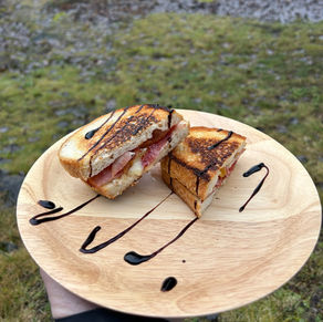 Toast med brie, bacon, tørket aprikos og balsamico - digg lunsj på primus