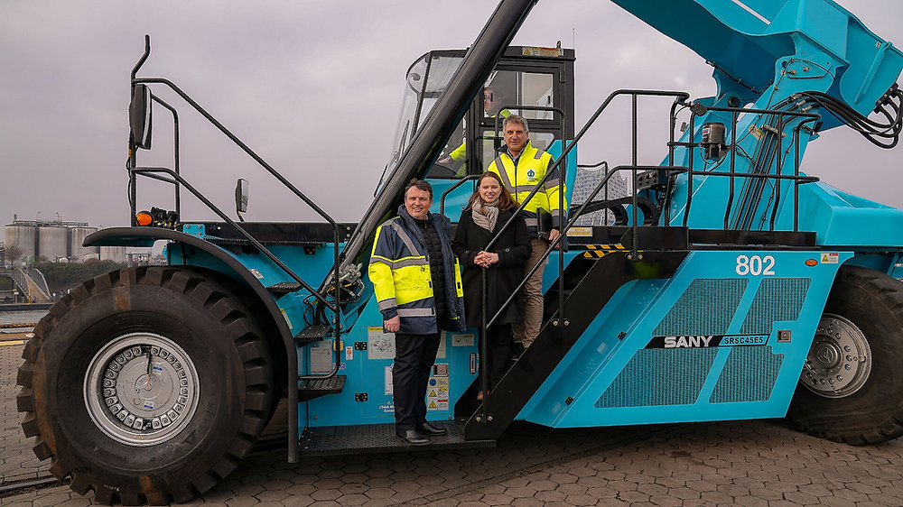 First delivery of an "all-electric full container stacker" in the Port ...