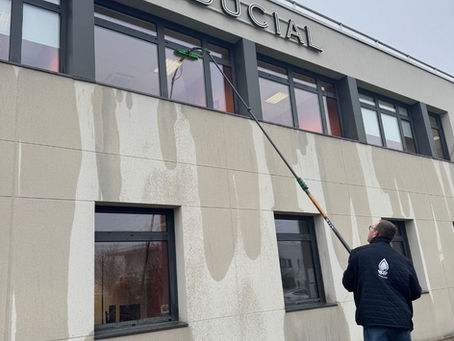 Nettoyage des vitres professionnel : performance, sécurité et impact environnemental maîtrisé