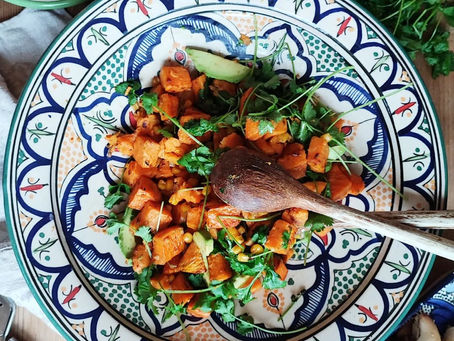 Sötpotatissallad med harissadressing och vispad limefeta